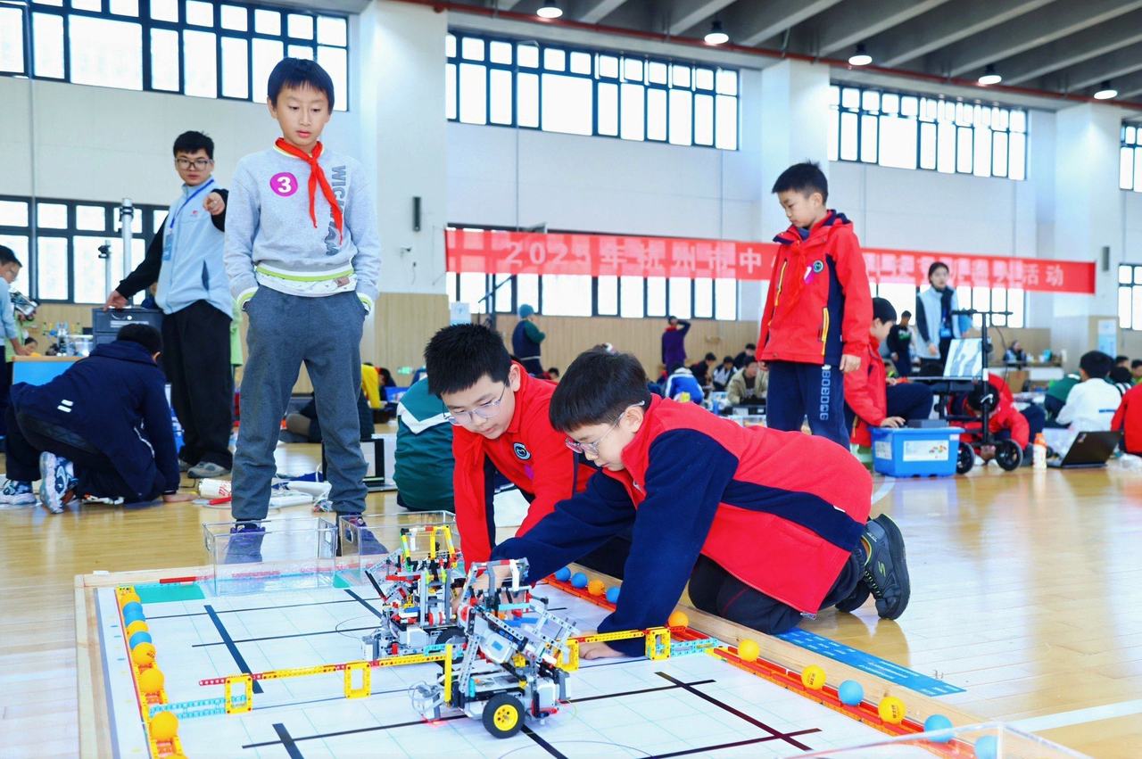 杭州市中小学生科技节机器人活动现场照片